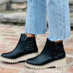 New in box never worn! Size 8 dolcevita bootie Rielle style